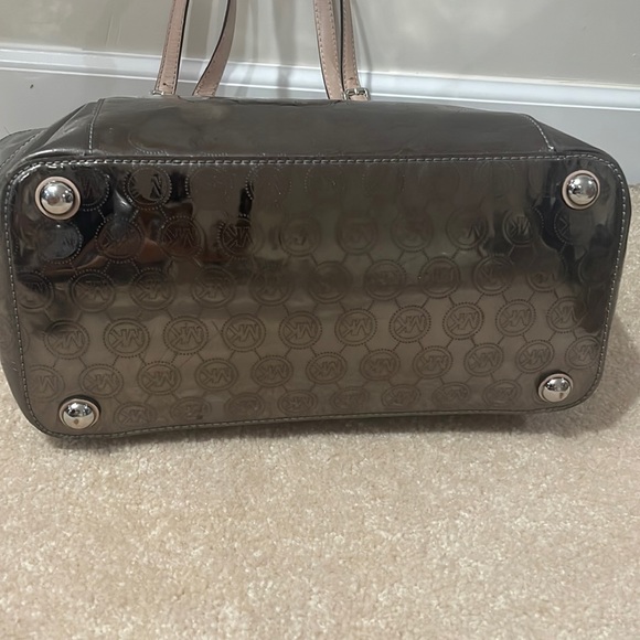 🎉2X Host Pick🎉 Large Michael Kors Metallic tote - Picture 7 of 9